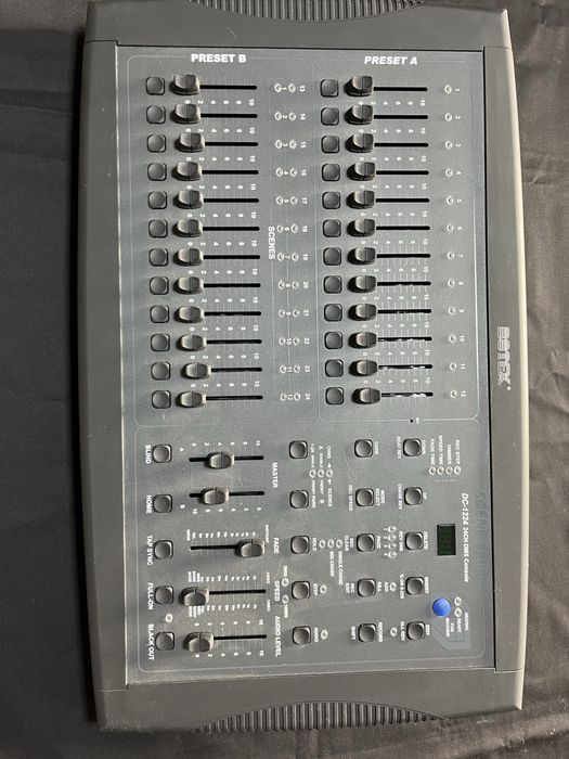 Mesa Botex, controladora Numark e mesa Behringer