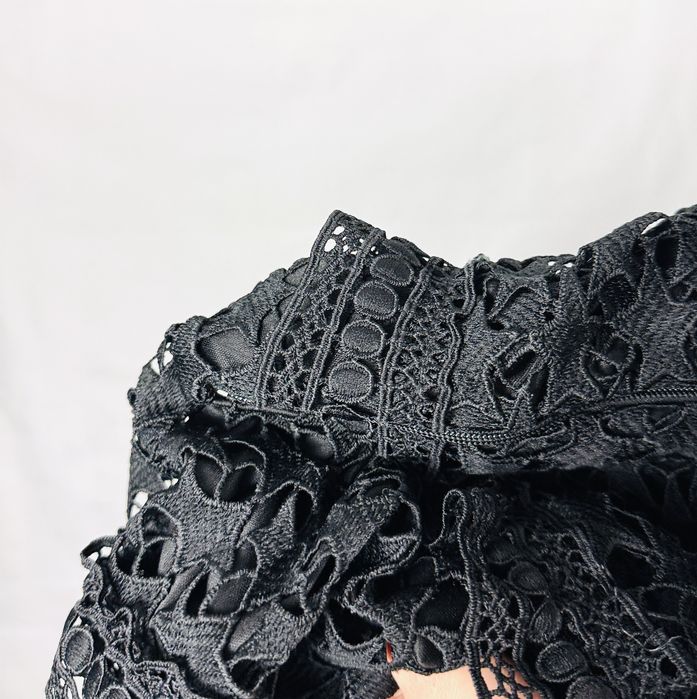Czarna koronkowa sukienka z baskinką M 38