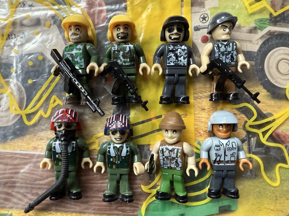 8 figurek żołnierzy COBI