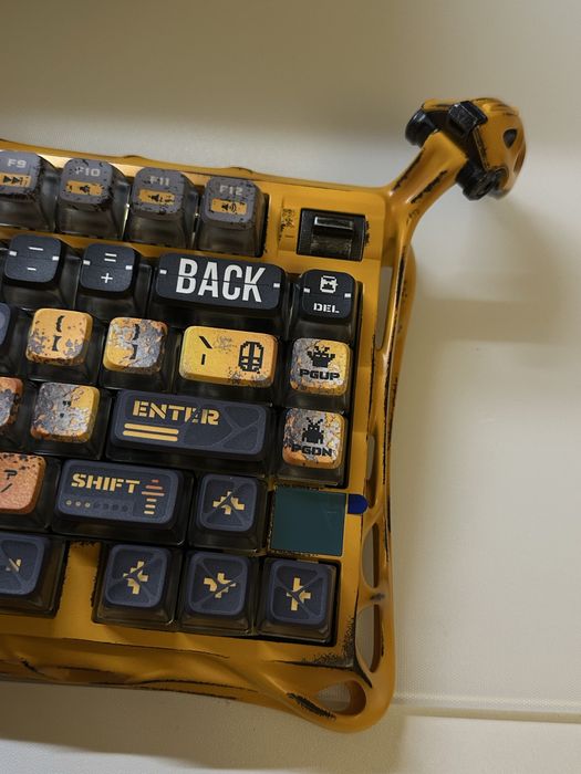 GravaStar Mercury K1 Pro Kailh Speedy Mint Battle-Worn Yellow