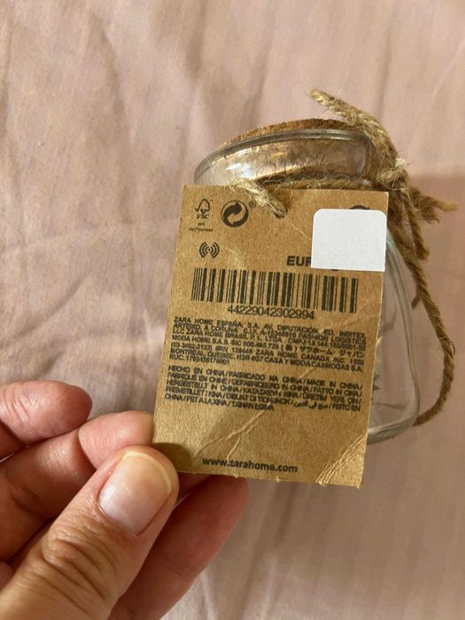 Frasco de vidro Zara Home com confetis de estrelas douradas