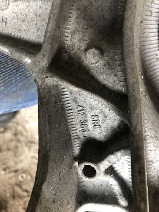 Опорний кронштейн стойки Audi Q5 A4 B8 A5 8K0412383F 8K0412384F