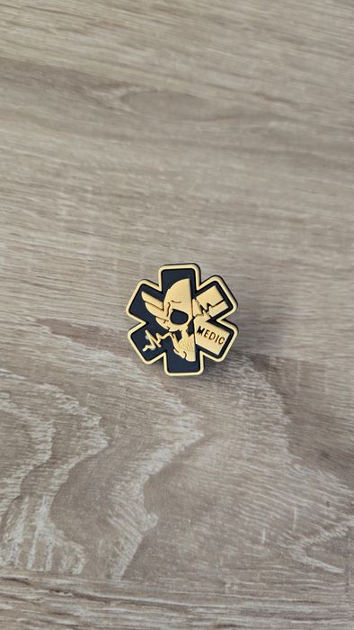 Wpinka z motywem Medic