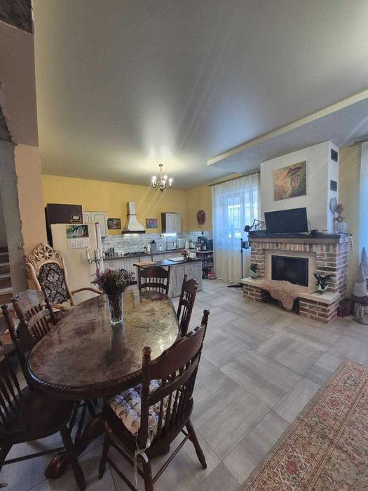 будинок для комфортного життя : паркомісце, краєвид, затишок