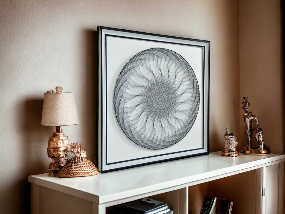 Картина-мандала у техніці String Art.