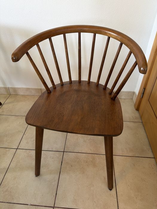 Conjunto mesa e seis cadeiras