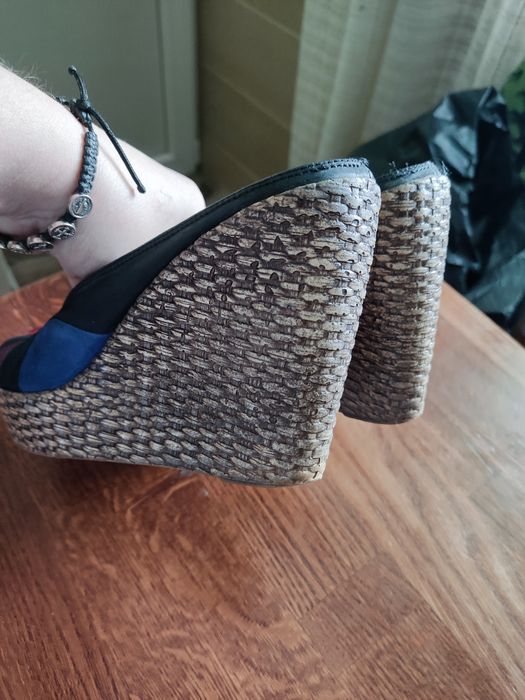 Шльопанці закриті на платформі