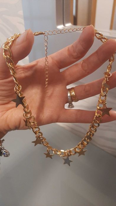 Colar dourado com estrelas