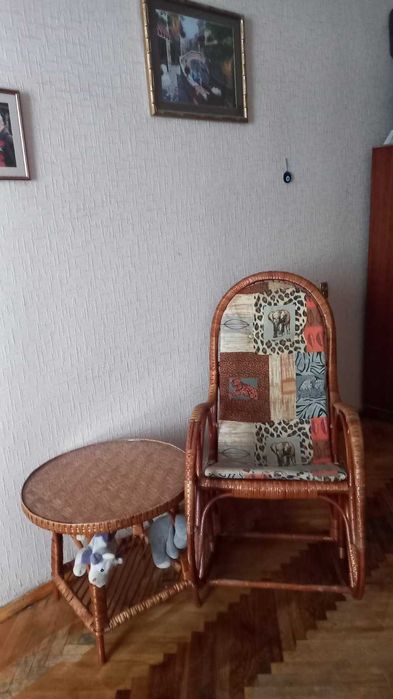 Столик из лозы со стеклом.