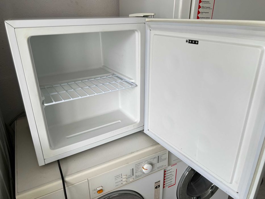 Amica Zamrażarka mała kempingowa  49x45x47  240V