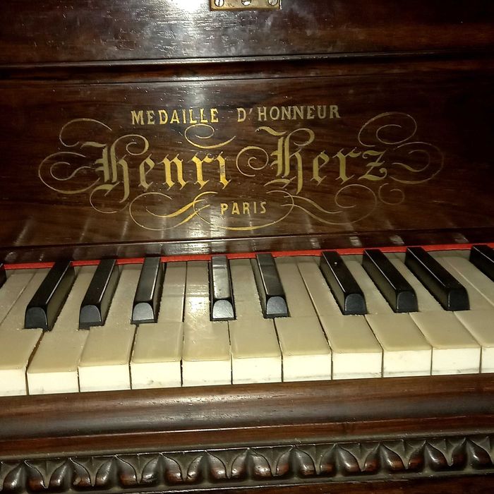 Piano em Pau Santo Medalhado
