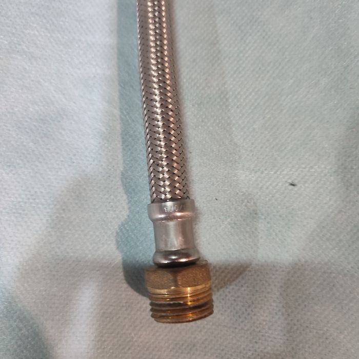 Гнучку під'єднання до газової колонки Bosch Jnkers