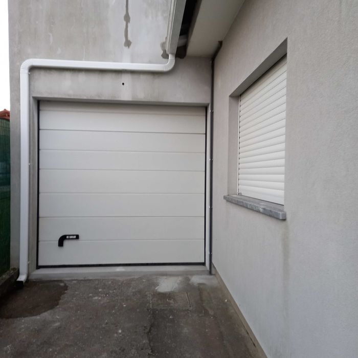 Portão automático de garagem.