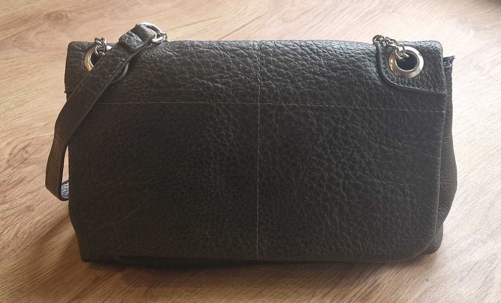 Carteira Cortefiel ecopele com corrente metálica