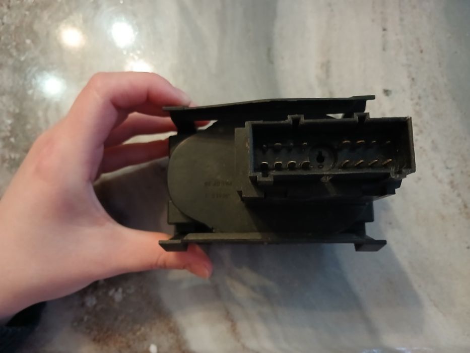 Перемикач світла фар на торпеді Ford Fusion 2011