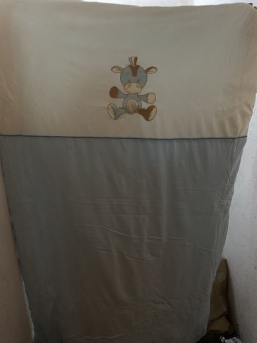 Conjunto de edredão e resguardo de grades