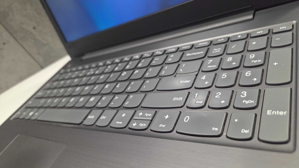Ноутбук Lenovo V330-14IKB / Intel Core i5 / DDR4 - 8GB / SSD 256GB