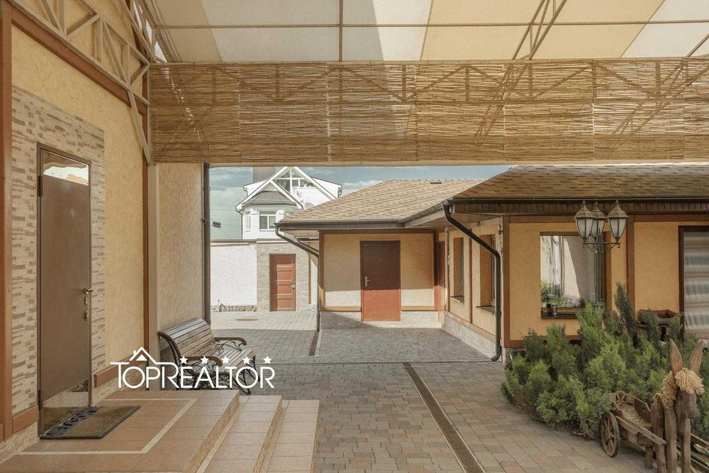 Сучасний заміський котедж із басейном у селищі Високий