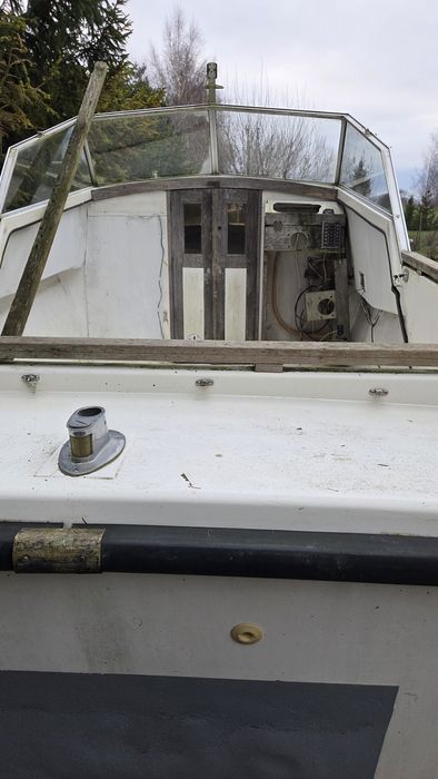 Łódka kabinowa z przyczepką