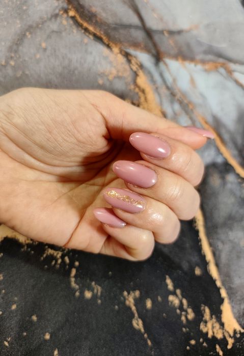 Paznokcie hybrydowe, żelowe, formy, manicure