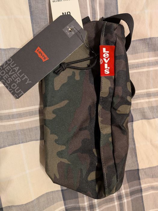 Nerka saszetka  "Levi's', nową. Pozdrawiam.