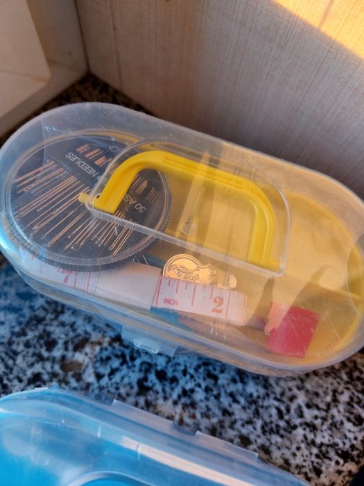 Нитки голки, та застібки.