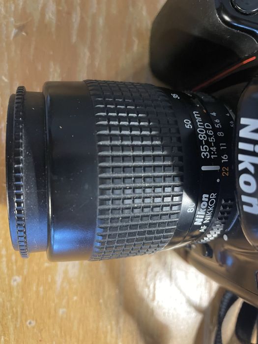 Nikon F50 com lente