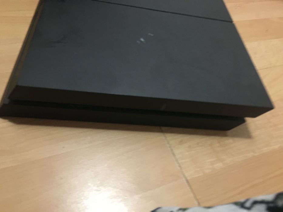 Vendo PlayStation 4 (modelo standard/FAT) com 1TB de armazenamento.