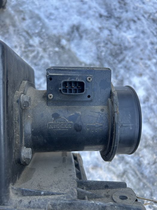 Корпус повітряного фільтру розходомір Ніссан Максима