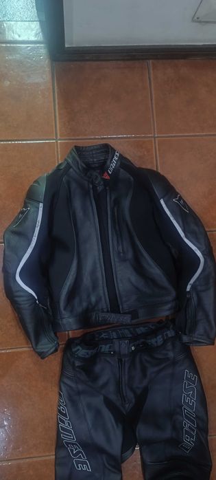 Fato Denise e botas Denise