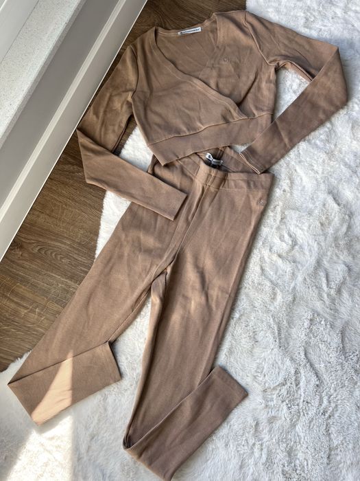 Brązowy komplet prążkowany legginsy plus top