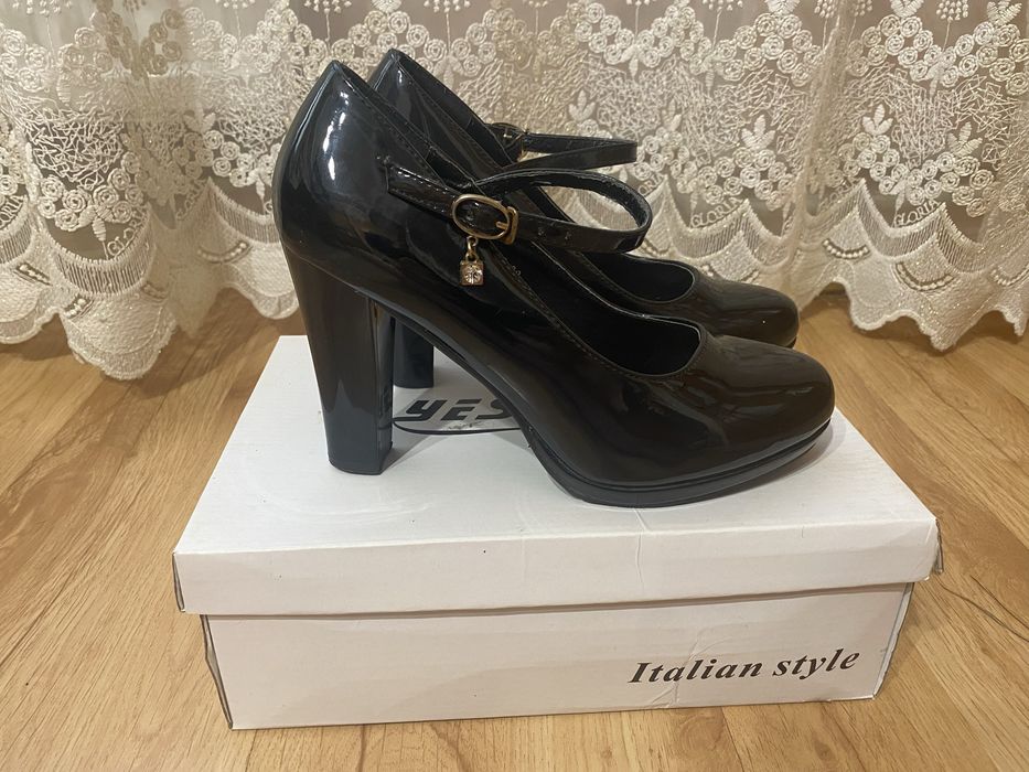 Туфлі жіночі на підборах