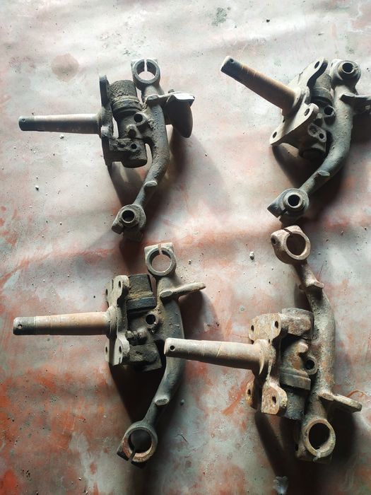 Кулак поворотний зі стойкою в соборі ГАЗ 21.