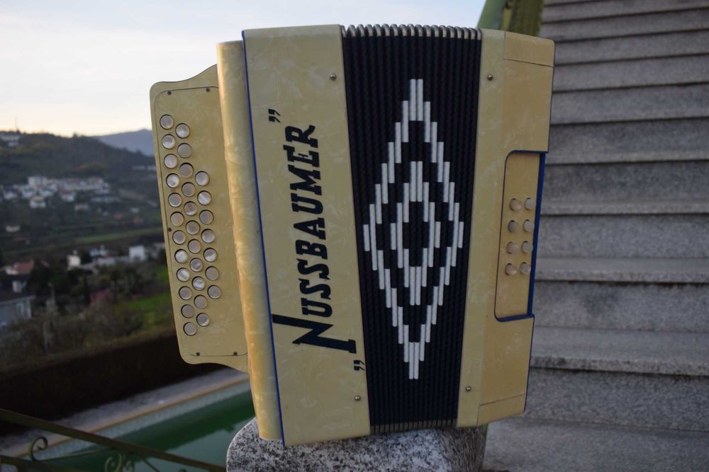 Concertina Nusbaummer 4 voz. Fa La Re