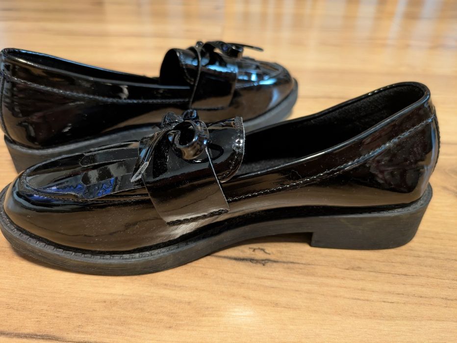 Sprzedam czarne lakierowane mokasyny dziewczęce - użyte 1 raz