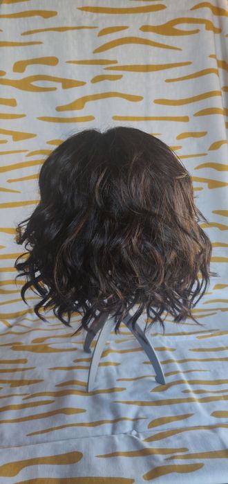 Peruca curta castanha de cabelo sintético