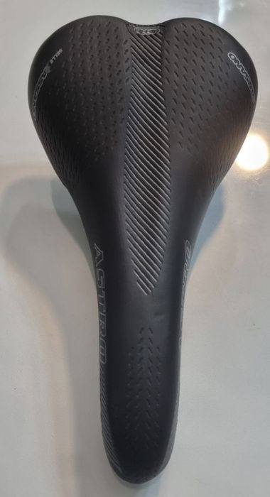 Vendo capacetes e selim