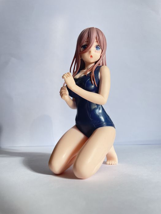 Figura miku nova com caixa