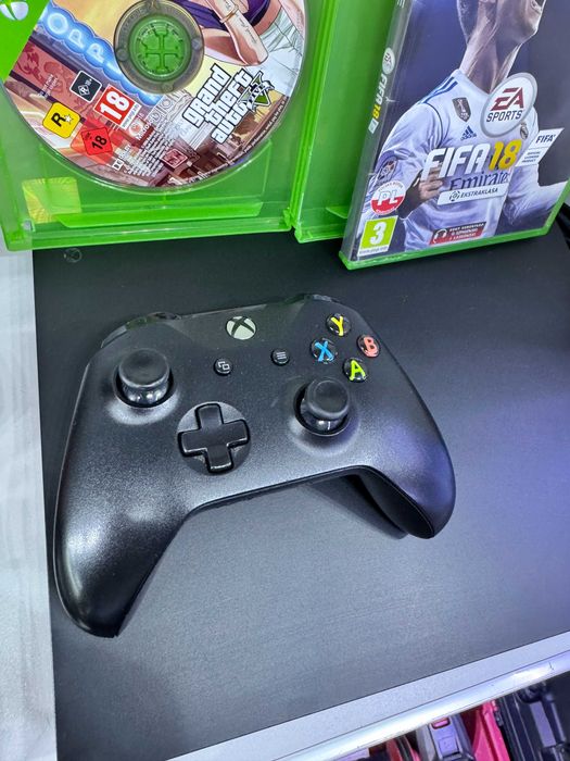 konsola Xbox One X 1tb + 2 gry gta 5 fifa 18 zestaw super stan