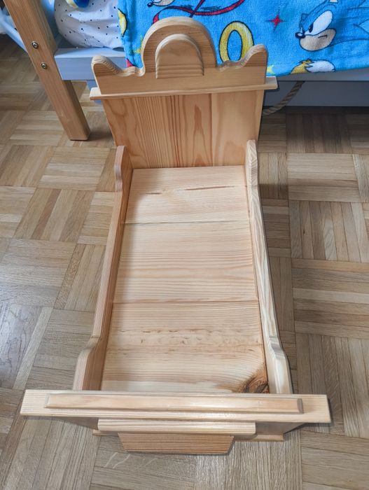 Łóżeczko drewniane dla lalki ręcznie rzeźbione stan bdb