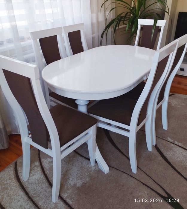 Стіл білий у вітальню чи столову
