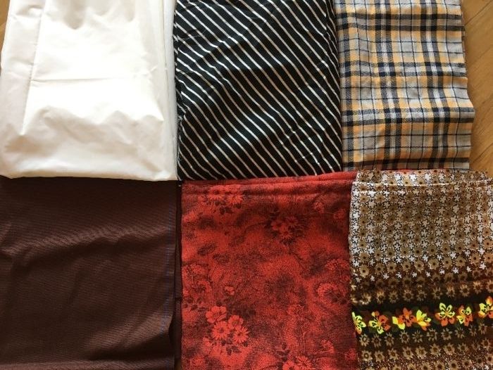 Отрезы ткани, нитки, пуговицы