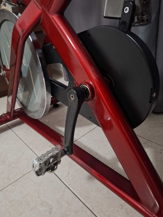Bicicleta de ciclismo indoor BH Fitness SB2 vermelha