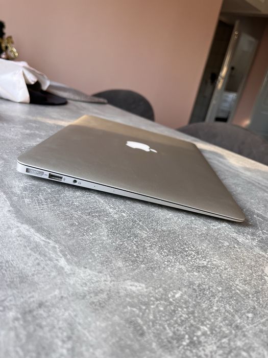 MacBook Air 13″ (2017, model MacBookAir7,2