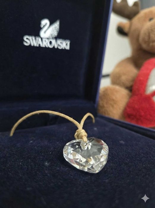 Colar com pingente de coração Swarovski genuíno em cordão de couro