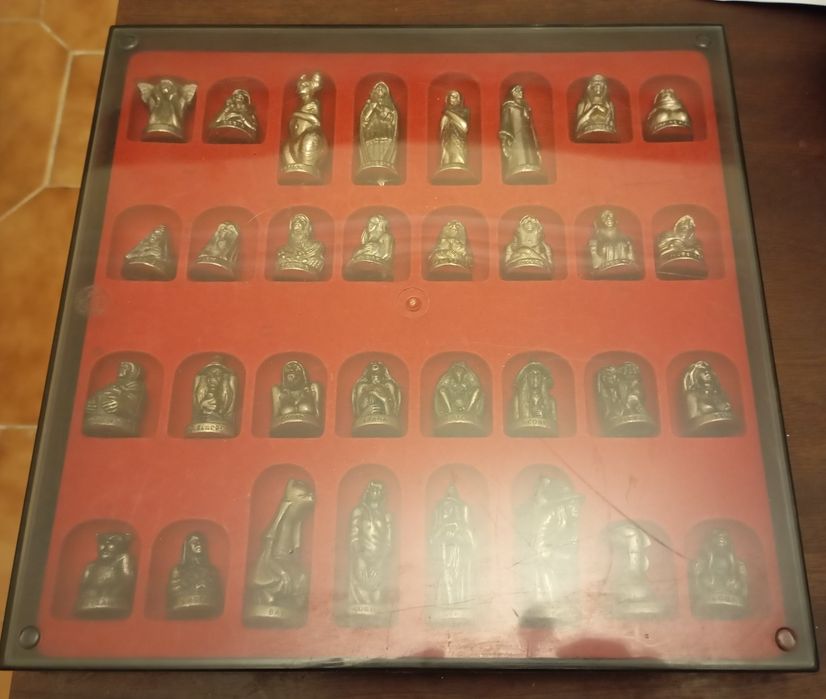 Tabuleiro de damas com peças em metal