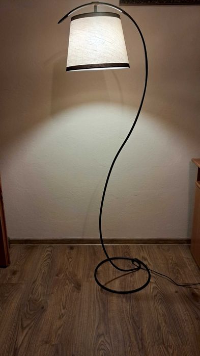 Lampka stojąca nowoczesna