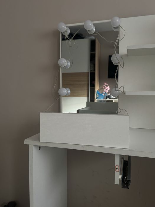 toaletka biala w stanie dobrym