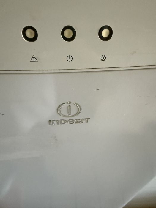 Arca Congeladora vertical Indesit