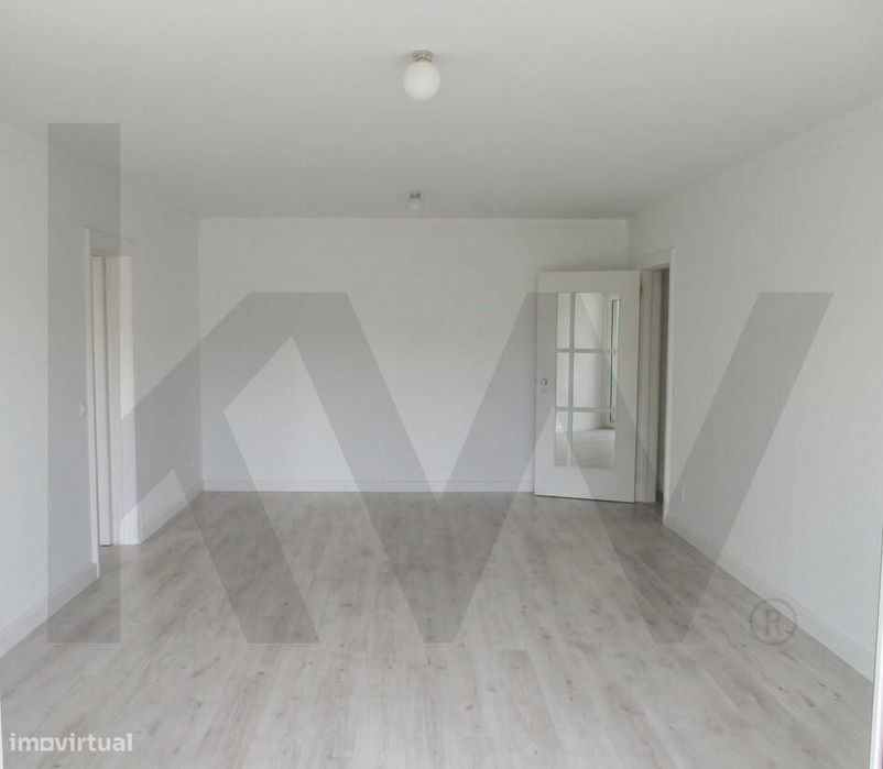 Apartamento T2 com Garagem e arrecadação | Alto das Flores